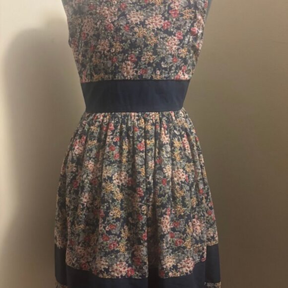 Vintage-Inspired Floral Fit & Flare Dress – Size M - Picture 6 of 6